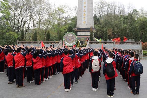 民警深夜上山为群众找牛